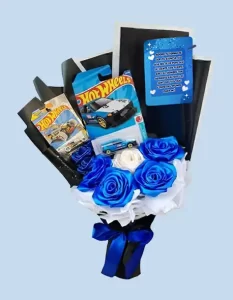 ramo de dos hot wheels con rosas eternas azules con blanco