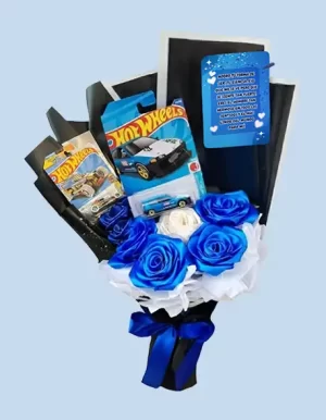 ramo de dos hot wheels con rosas eternas azules con blanco