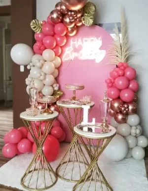 decoracion con arco y mesas para mujer