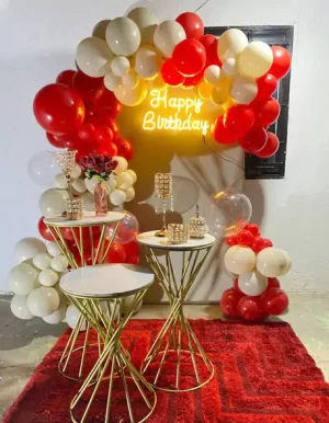 decoración con arcos y mesas para mujer