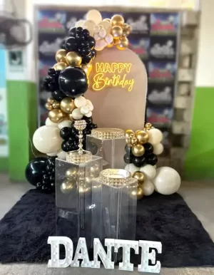 decoracion con globos y arco para varon